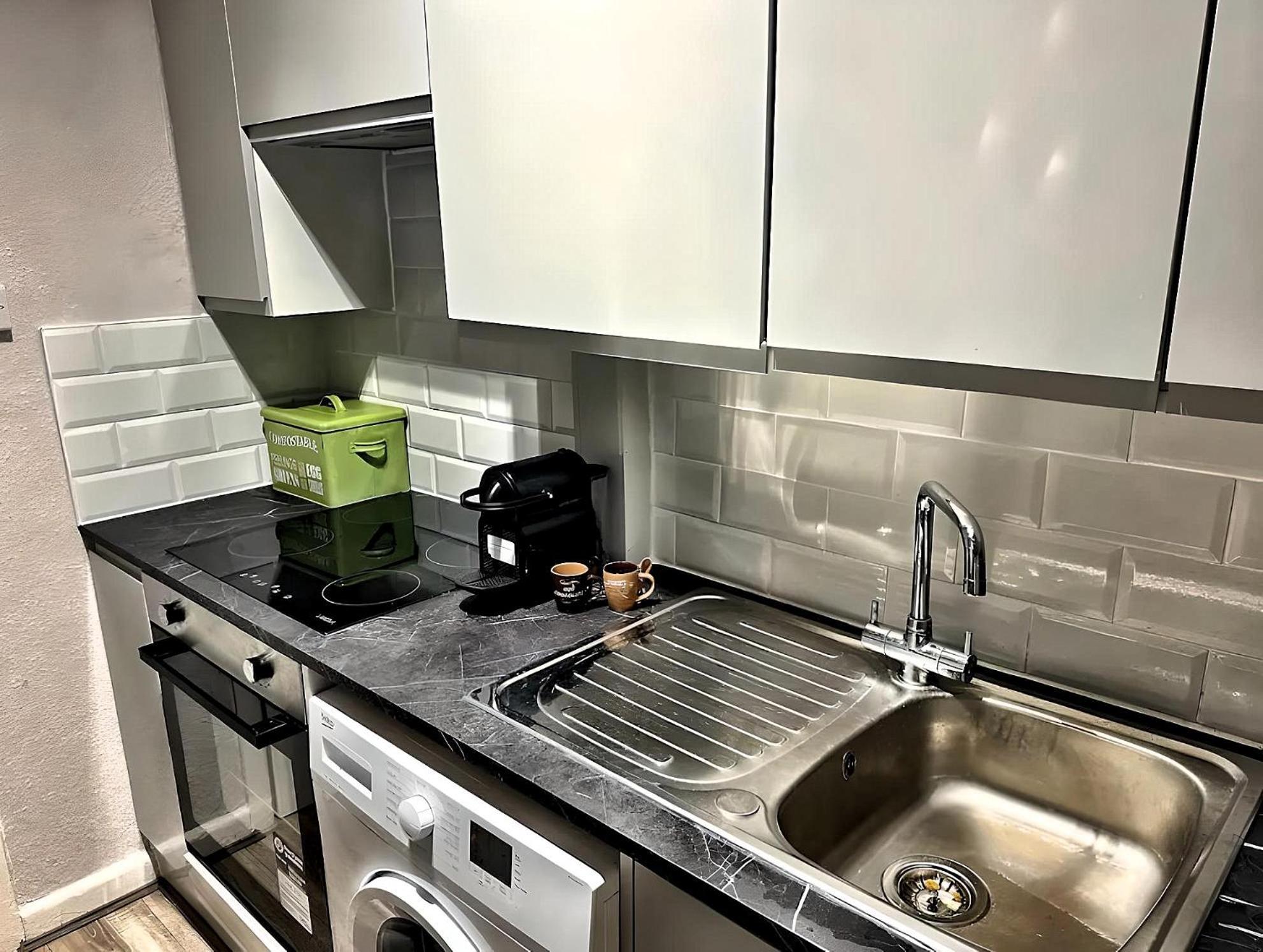 Appartamento Brixton Hill Retreat Modern And Cosy Londra Esterno foto