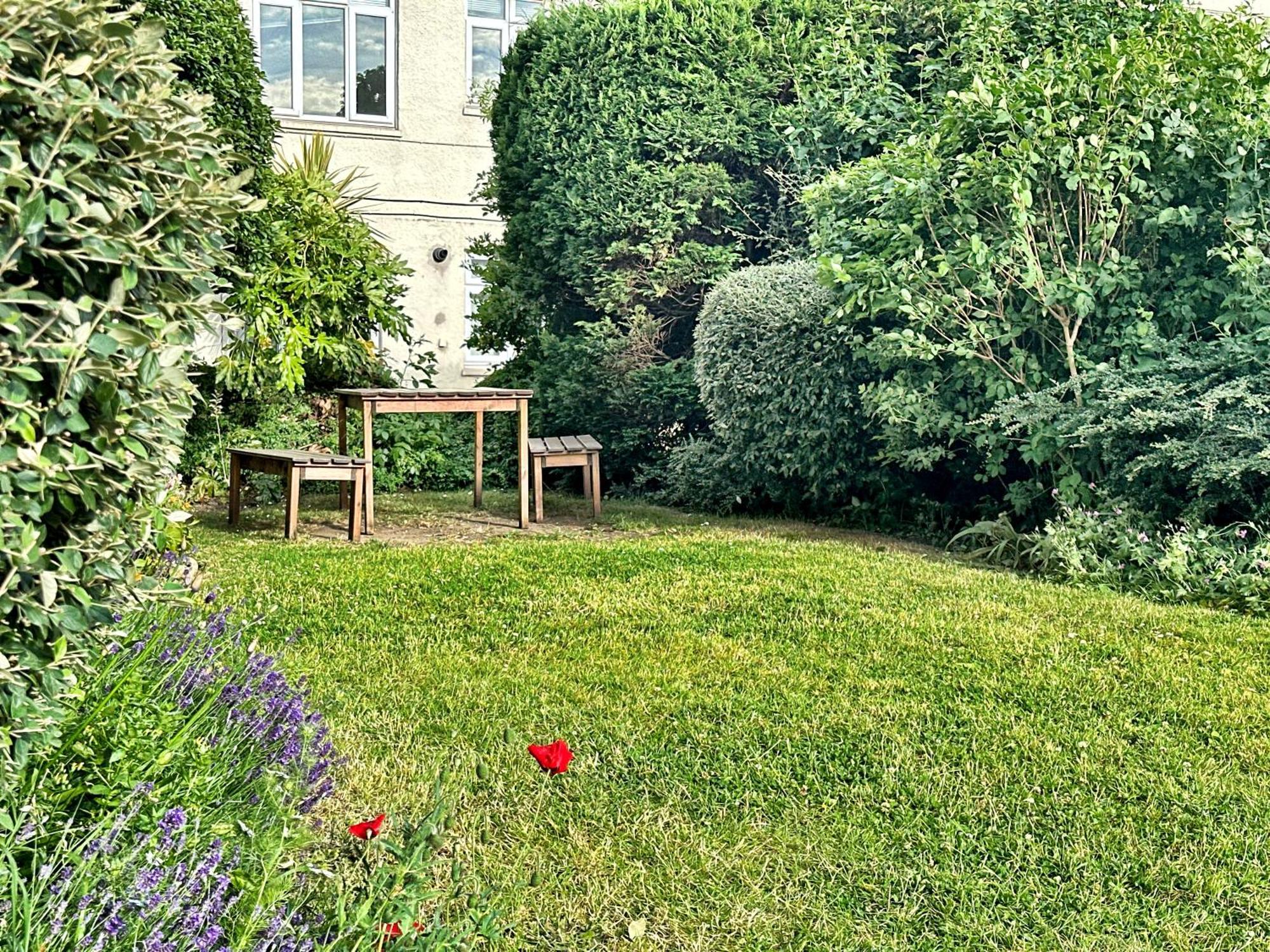 Appartamento Brixton Hill Retreat Modern And Cosy Londra Esterno foto
